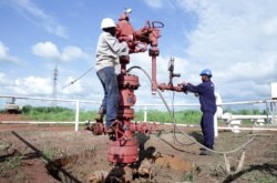 FILE - Workers are seen at an oil well at the Toma South oil field to Heglig, in Ruweng State, South Sudan, Aug. 25, 2018.