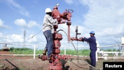 Workers are seen at an oil well at the Toma South oil field to Heglig, in Ruweng State, South Sudan, Aug. 25, 2018. 