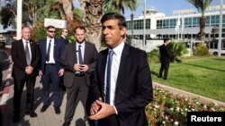 Perdana Menteri Inggris Rishi Sunak berbicara kepada media setelah mendarat di bandara internasional Ben Gurion di Lod, dekat Tel Aviv, Israel, 19 Oktober 2023. (Foto: REUTERS/Ronen Zvulun)