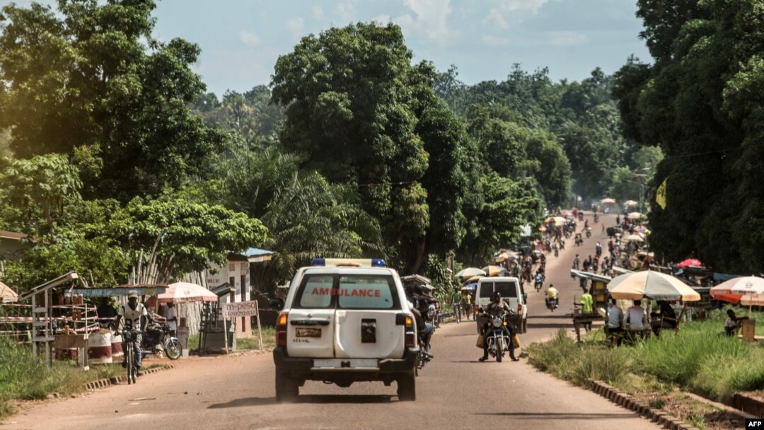 Sebuah ambulan mengangkut jenazah dari korban Ebola menuju lokasi pemakaman di Mbandaka pada tanggal 22 Mei 2018 di Republik Demokratik Kongo (foto: AFP Photo/Junior D. Kannah)