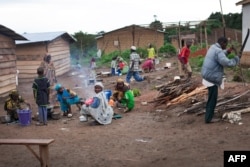 Para perempuan menyiapkan makanan, 28 April 2014, di kamp pengungsi Afrika Tengah di Garoua Boulai di Kamerun. (Foto: AFP)