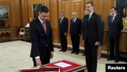 Perdana Menteri baru Spanyol dan pemimpin partai Sosialis, Pedro Sanchez disumpah di samping Raja Felipe dalam upacara di Istana Zarzuela di Madrid, 2 Juni 2018.