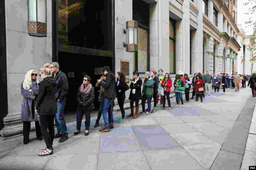 Voters wait in line to cast their ballots in the US presidential election in Philadelphia, Pennsylvania, Nov. 8, 2016. (Photo: A. Shaker / VOA)