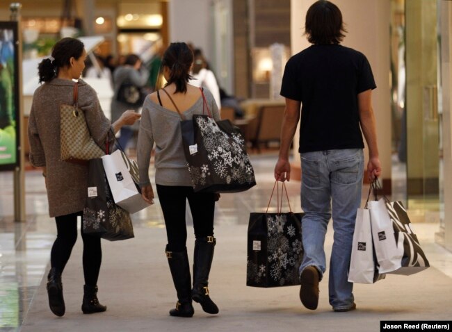 Pembeli membawa barang belanjaan mereka selama "Black Friday" di pusat perbelanjaan kelas atas di Tysons Corner, Virginia, 26 November 2010. (Foto: REUTERS/Jason Reed)