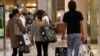 Pembeli membawa barang belanjaan mereka selama "Black Friday" di pusat perbelanjaan kelas atas di Tysons Corner, Virginia, 26 November 2010. (Foto: REUTERS/Jason Reed)