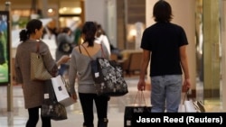 Pembeli membawa barang belanjaan mereka selama "Black Friday" di pusat perbelanjaan kelas atas di Tysons Corner, Virginia, 26 November 2010. (Foto: REUTERS/Jason Reed)