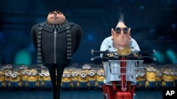 Gru, con la voz Steve Carell, izquierda, y el Dr. Nefario, con la voz de Russell Brand, in "Mi villano favorito 2".