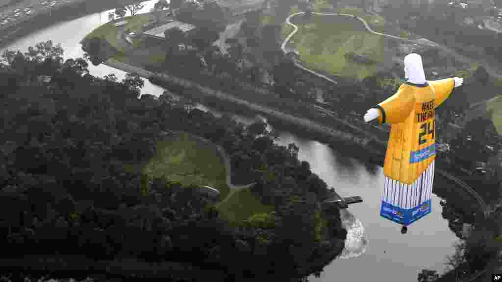 10일 호주 멜버른에서 2014 브라질 월드컵 개막을 축하하기 위해 리우데자네이루의 거대 예수상을 형상화한 기구를 띄웠다.