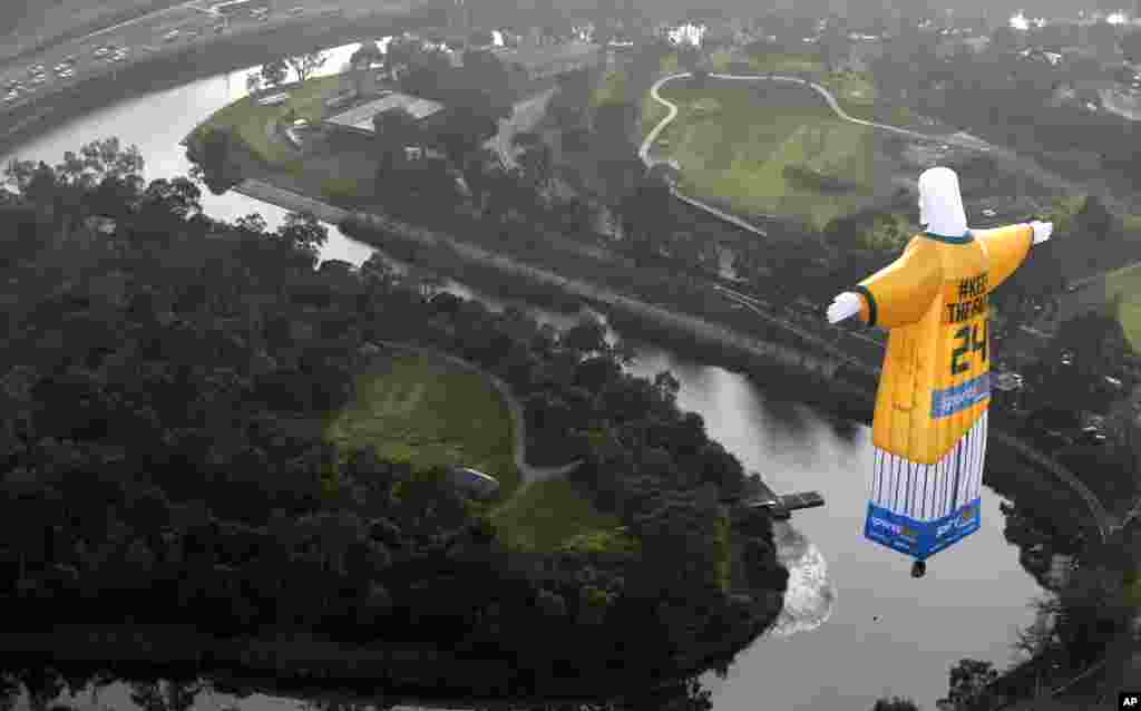 A hot air balloon in the likeness of Brazil&rsquo;s Christ The Redeemer statute, wearing the colors of Australia&#39;s soccer team floats over the Melbourne skyline, June 10, 2014. (photo provided by sportsbet.com.au)