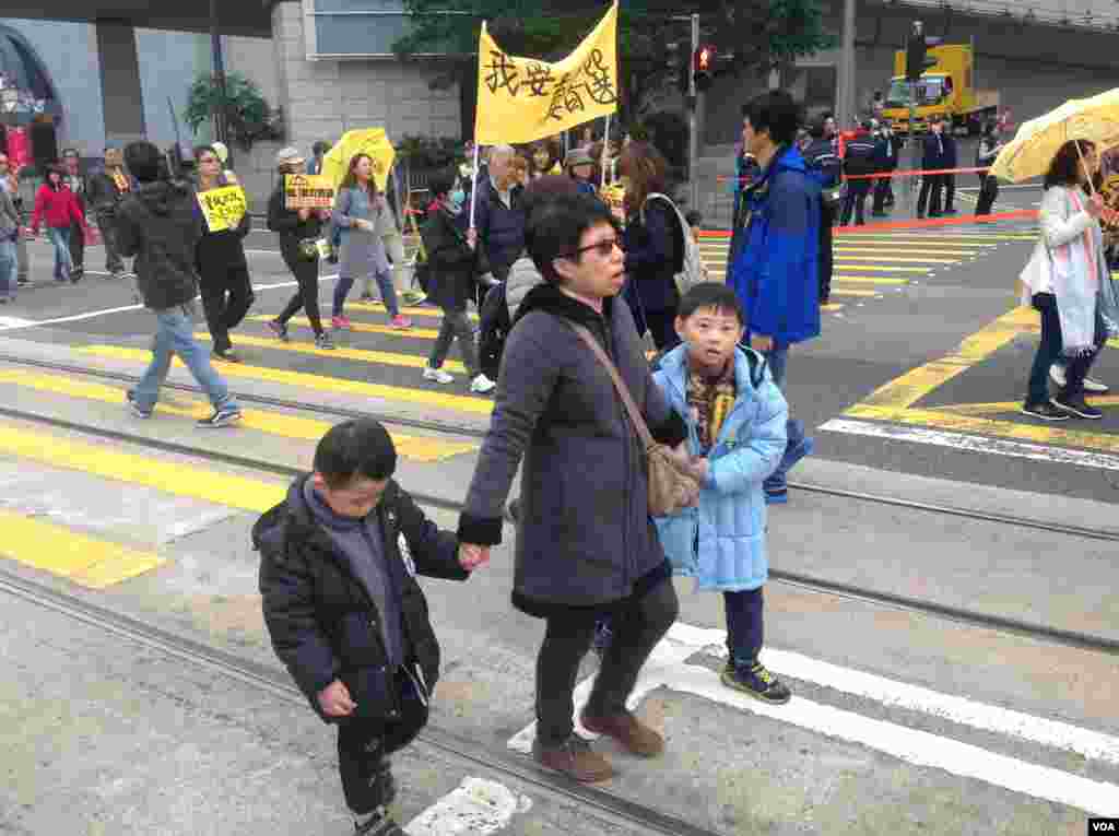 数万港人参与民阵争取真普选大游行（美国之音海彦拍摄）