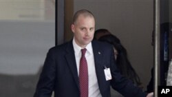 청문회를 마치고 나오는 매닝 일병