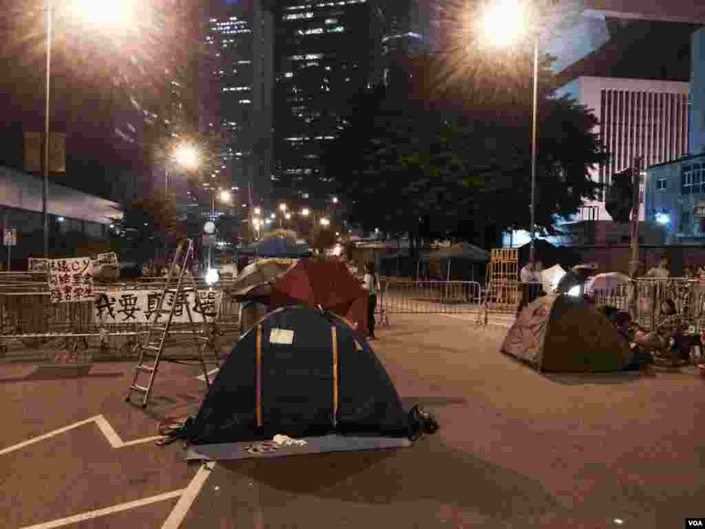 金鐘特首辦公室外約有數名示威者留守，有搭起帳篷作長期留守的準備。（美國之音湯惠芸）