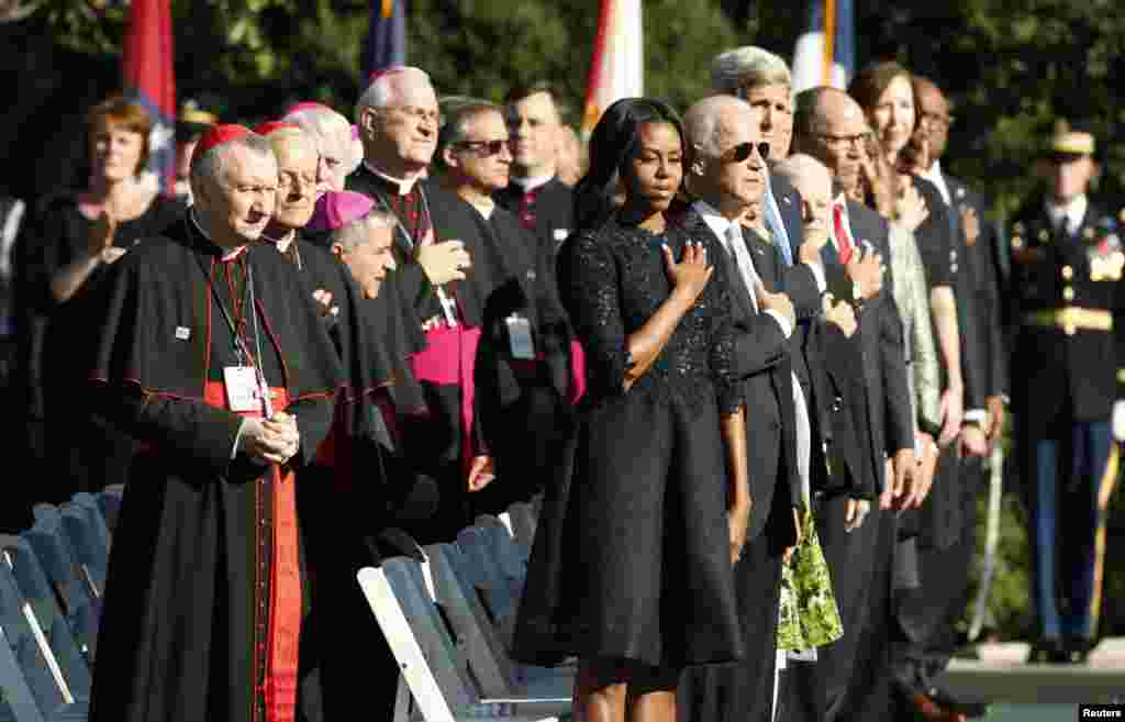 U.S. first lady Michelle Obama stands with U.S. bishops and members of President Barack Obama&#39;s Cabinet during an arrival ceremony for Pope Francis at the White House, Sept. 23, 2015.