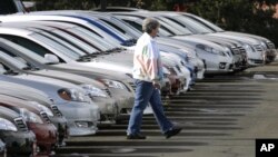 Un potencial comprador busca entre largas líneas de Corollas y Camrys del 2007 no vendidos en una venta de autos de Boulder, Colorado. La Toyoya está llamando a reparación 7,4 millones de autos.