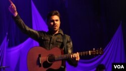 Juanes ofreció un concierto en el Wolf Trap de Virginia como parte de su gira por EE.UU. [Foto: Mitzi Macias, VOA].