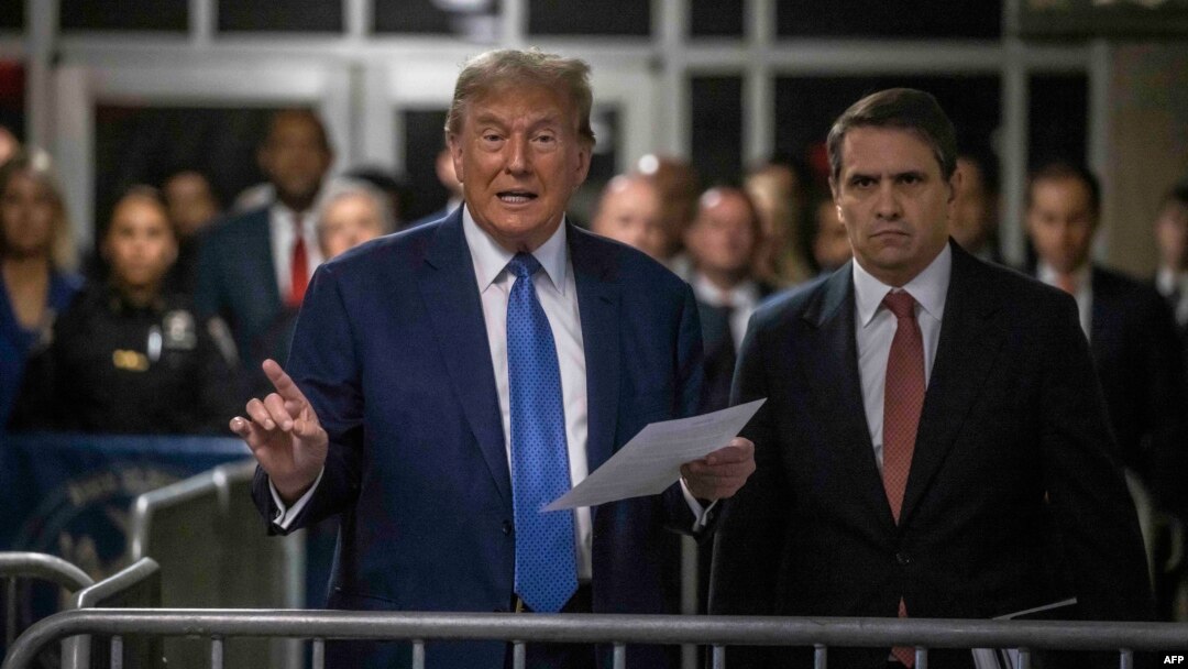 Bivši predsednik Donald Tramp i njegov advokat Tod Blanš ispred sudnice na Menhetnu, 20. maj 2024. (Dave Sanders / POOL / AFP)