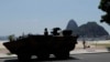 Un vehículo blindado del ejército patrulla a lo largo de la playa de Copacabana durante la Cumbre del G20 en Río de Janeiro, el martes 19 de noviembre de 2024. AFP