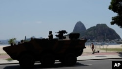 Un vehículo blindado del ejército patrulla a lo largo de la playa de Copacabana durante la Cumbre del G20 en Río de Janeiro, el martes 19 de noviembre de 2024. AFP