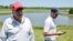 El expresidente de Estados Unidos, Donald Trump (izq.), habla con los reporteros mientras él y su hijo Eric Trump participan en el torneo Pro-Am antes del LIV Golf Invitational en el Trump National Golf Club en Sterling, Virginia, EEUU., el 25 de mayo de 2023.