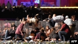 1일 밤 총기난사 사건이 발생한 미국 라스베이거스
공연장에서 총격을 들은 관객들이 몸을 숨기거나
달아나고 있다.