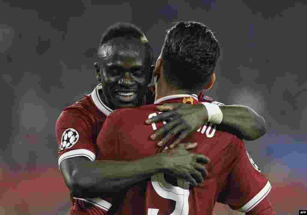 Le milieu de terrain sénégalais de Liverpool Sadio Mane célèbre après avoir marqué un but le 21 novembre 2017.