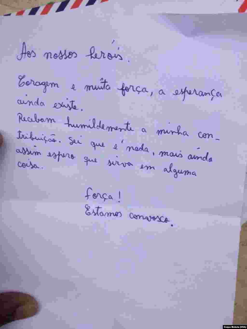 Cartas e dinheiro foram colocadas na caixa de recolha para o Natal dos activistas em prisão domiciliária.