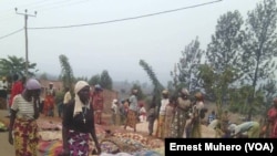 La communauté burundaise éprouvée a exposé ses morts sur la grande route non loin d’une base de la Mission des Nations unies au Congo (Monusco), Kamanyola, Sud-Kivu, 16 septembre 2017. (VOA/Ernest Muhero)