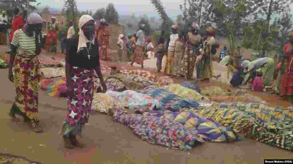 Plusieur cadavres exposés en public à Kamanyola, Sud-Kivu, &nbsp;le 16 septembre 2017. (VOA/Ernest Muhero)