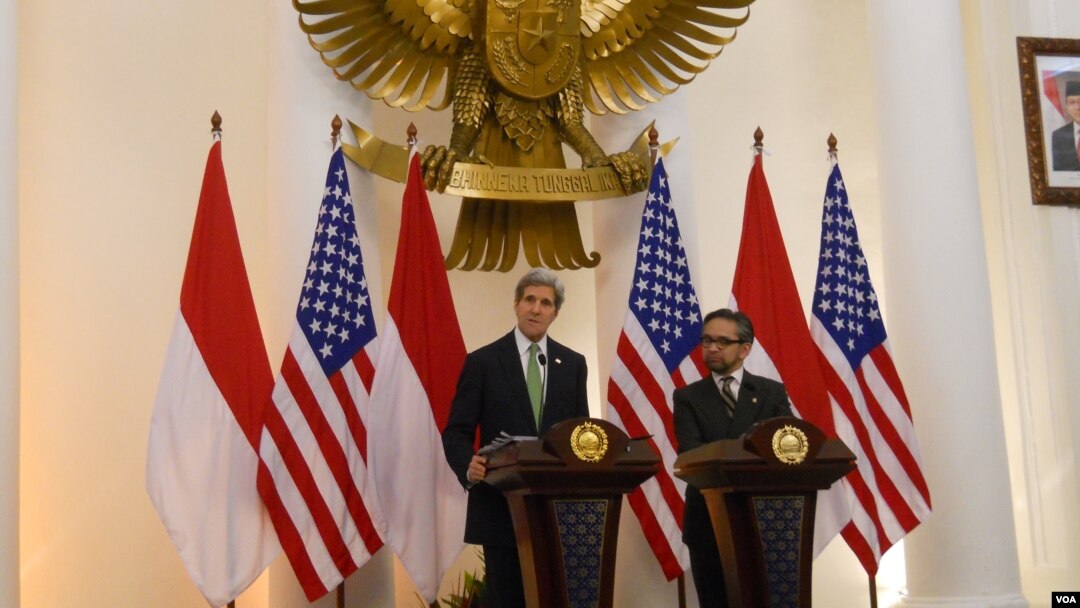 Menteri Luar Negeri AS John Kerry dan Menteri Luar Negeri Marty Natalegawa di Jakarta. (VOA/Andylala Waluyo)