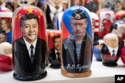 Muñecas matryoshka rusas con retratos del presidente chino Xi Jinping, a la izquierda, y el presidente ruso Vladimir Putin a la venta en una tienda de souvenirs en Moscú, Rusia, el 21 de marzo de 2023.