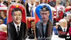 Boneka tradisional Rusia, matryoshka, dengan foto Presiden China Xi Jinping (kiri) dan Presiden Rusia Vladimir Putin, dipajang di sebuah toko cendera mata di Moskow, Rusia, 21 Maret 2023. 