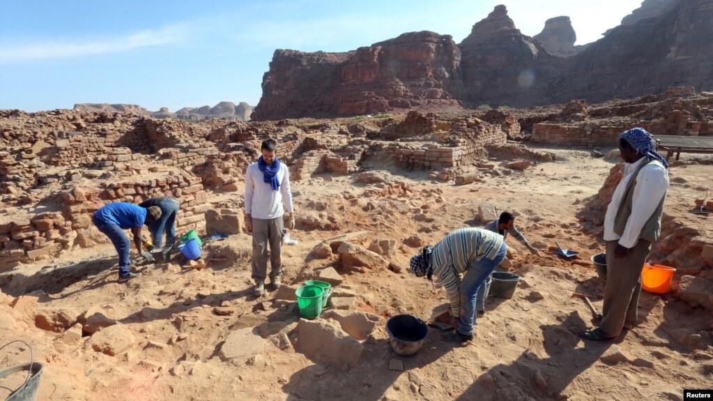 A French archaeologist and his co-workers carefully clean the pottery to examine the findings known to be from Dadan and Lihyan civilization dated back to the second half of the first millennium BC, in Al-Ula, Saudi Arabia October 30, 2021. (REUTERS/Ahmed Yosri)