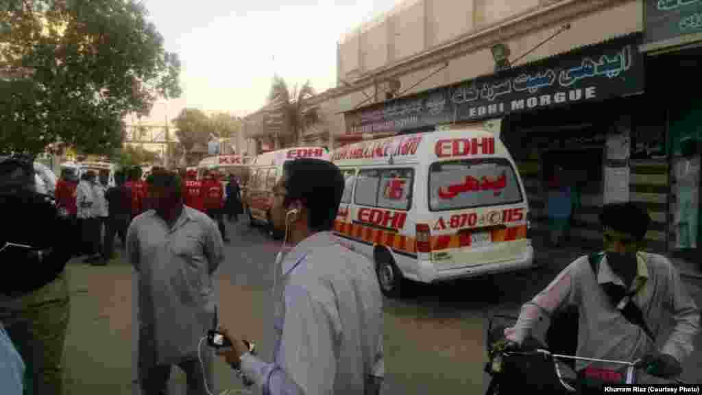ہلاک اہلکاروں کی میتیں ایدھی سرد خانے اور زخمی ہونے والوں کو عباسی شہید ہسپتال منتقل کر دیا گیا ہے