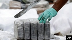 La police se prépare à ouvrir les paquets de cocaïne après une opération policière à Panama, le 21 juin 2013. (Photo d'illustration).