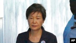 Mantan Presiden Korea Selatan Park Geun-hye tiba di pengadilan untuk menghadiri persidangan tentang pemanjangan masa penahanan dirinya, di Pengadilan Distrik Seoul, pada 10 Oktober 2017. (Foto: AP/Ahn Young-joon)