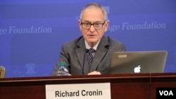 លោក Richard Cronin ​អ្នក​ស្រាវជ្រាវ​ដ៏​ជំនាញ​ខាង​ទន្លេ​មេគង្គ​នៅ​តំបន់​អាស៊ីអាគ្នេយ៍​នៃ​​មជ្ឈមណ្ឌល Stimson នៅ​ក្នុង​កិច្ច​ពិភាក្សា​ស្ដីពី «សារៈសំខាន់​នៃ​ទន្លេ​មេគង្គ និង​ជម្រើស​គោល​នយោបាយ​សហរដ្ឋ​អាមេរិក» នៅ​ទីស្នាក់ការ​របស់​មូលនិធិ​បេតិកភណ្ឌ​​​ក្នុង​រដ្ឋធានី​ Washington កាល​ពី​ថ្ងៃ​​ពុធ ទី១០ ខែ​មេសា ឆ្នាំ​ ២០១៧ ។ (សឿន វឌ្ឍនា/VOA) 