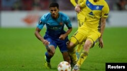 Marcus McGuane d’Arsenal devant Stanislaw Drahun de BATE Borisov lors d’un match en Biélorussie, le 28 septembre 2017.