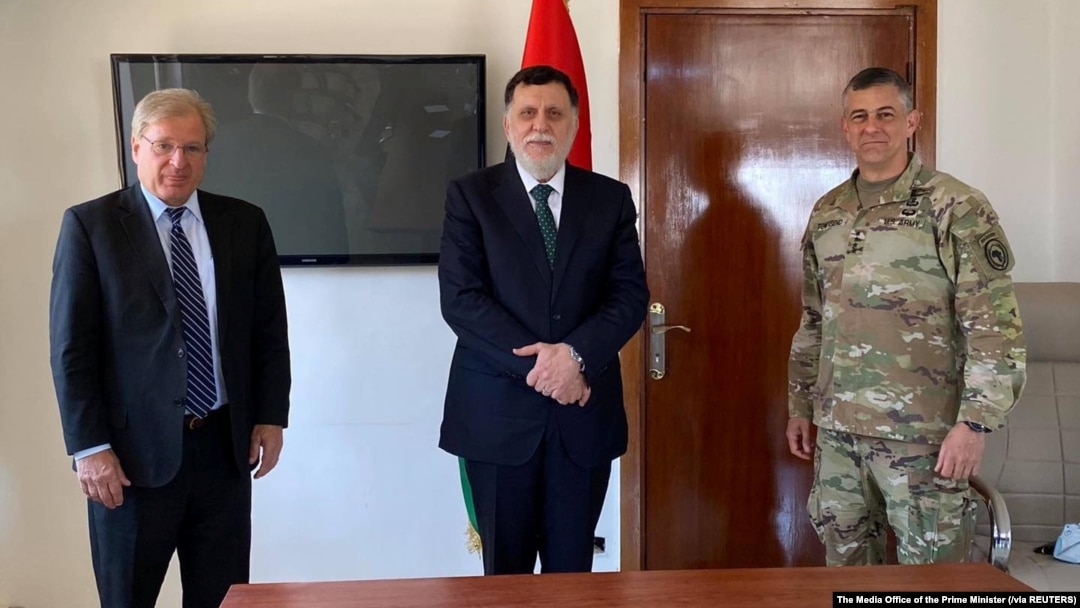 Komandan Komando AS di Afrika (AFRICOM), Jenderal Stephen Townsend (kanan), bersama Perdana Menteri Libya Fayez al-Serraj dan Duta Besar AS untuk Libya, Richard Norland, di Zuwara, Libya, 22 Juni 2020. (Foto: Kantor Perdana Menteri Libya via Reuters)