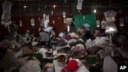 People suffering cholera symptoms are treated in a sports center converted into a cholera treatment center in Cap Haitien, Haiti, 23 Nov 2010