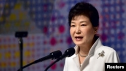 ປະທານາທິບໍດີ ເກົາຫຼີ ໃຕ້ ທ່ານນາງ Park Geun-hye ກ່າວຄຳປາໄສ ໃນລະຫວ່າງ ພິທີວັນຂີດໝາຍ ຄົບຮອບ 97 ປີຂອງຂະບວນການຕໍ່ສູ້ເພື່ອເອກະລາດ ຈາກການປົກຄອງ
ຂອງຍີ່ປຸ່ນ ໃນແຫຼມເກົາຫຼີ ເມື່ອປີ 1919, ຢູ່ໃນນະຄອນຫຼວງ Seoul, ວັນທີ 1 ມີນາ 2016.