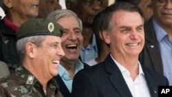 Jair Bolsonaro, Presidente brasileiro (dir) com o ministro da Casa Civil, Braga Neto