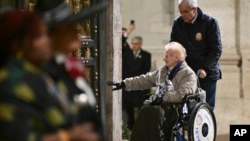 Os primeiros peregrinos passam depois de o Papa Francisco ter aberto a Porta Santa para assinalar a abertura do Ano Santo católico de 2025, ou Jubileu, na Basílica de São Pedro, no Vaticano, terça-feira, 24 de dezembro de 2024.