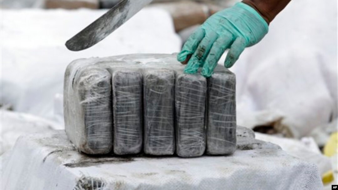 Cảnh sát chống ma túy chuẩn bị cắt khối hàng cocaine. (Ảnh minh họa).