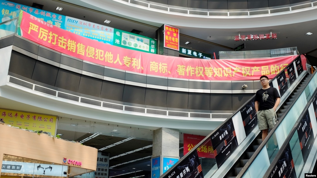 资料照：中国深圳一家电子产品商场挂起横幅宣传保护知识产权。（2019年8月9日）
