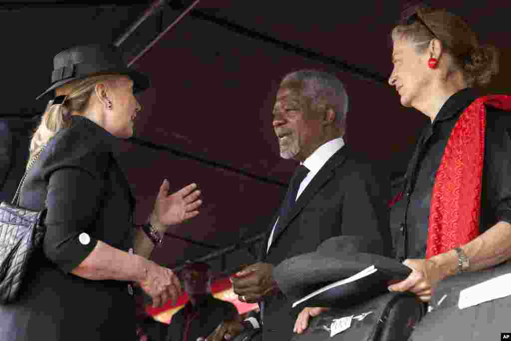 Secretary of State Hillary Clinton greets Kofi Annan and his wife Nane Lagergren at the funeral of Ghana President John Atta Mills, in Accra, Ghana, August 10, 2012. 