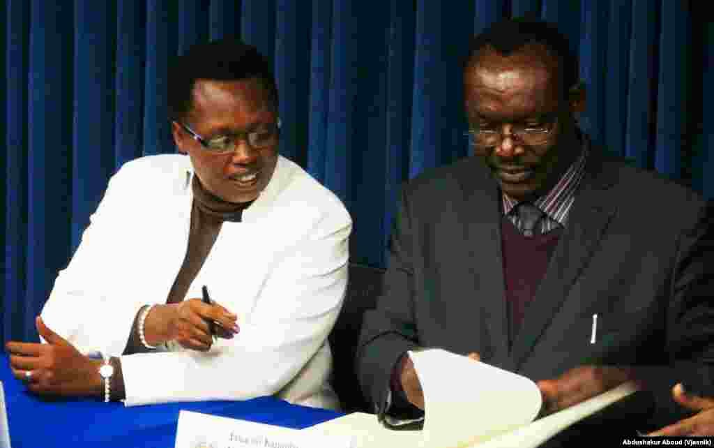 Waziri wa biashara na viwanda Rwanda Francois Kanimba (kulia) waziri wa Afrika Mashariki wa Burundi 