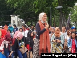 Ketua Komnas Perempuan, Azriana R Manulu saat orasi di Taman Aspirasi Monas (Foto: VOA/Ahmad Bhagaskoro)