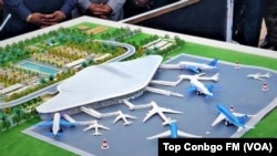 La maquette de la nouvelle aérogare de l'aéroport international de N'Djili-Kinshasa, 2 mai 2018. (Top Congo FM). (VOA/Top Congo)