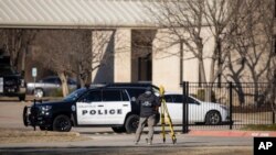 Aparat penegak hukum di depan sinagoge Congregation Beth Israel, di Colleyville, Texas, Minggu, 16 Januari 2022. (AP Photo/Brandon Wade)