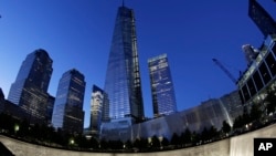 Tòa tháp One World Trade Center tại New York trên thác nước của đài Tưởng niệm Quốc gia và Viện Bảo tàng đang sắp hoàn thành.